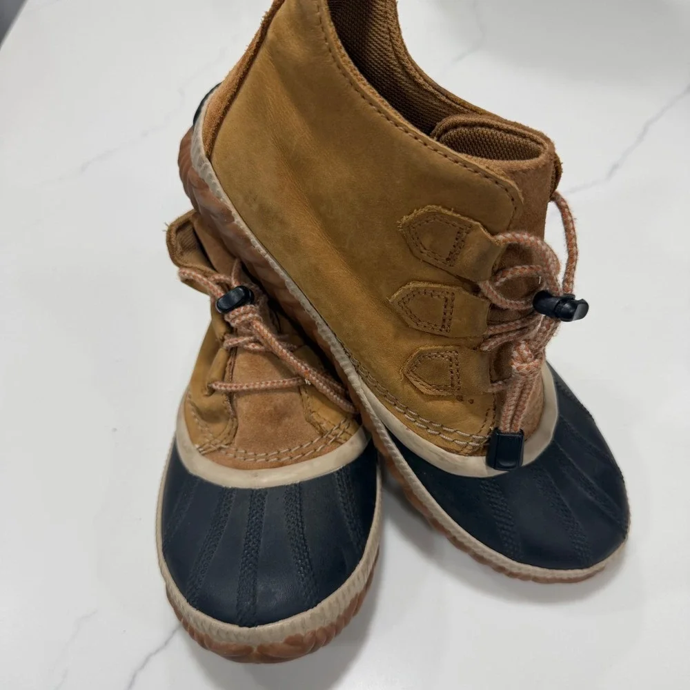 Sorel Out N About Plus Waterproof Duck Boots Tan Black Suede Ankle size  6